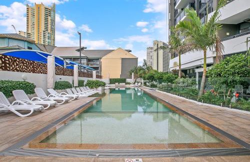 Surfers Paradise Apartment | Norfolk Horizon - Resort Vibes with Private Rooftop