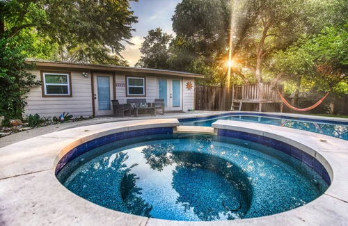Pflugerville Cottage | North Austin Poolside Casita