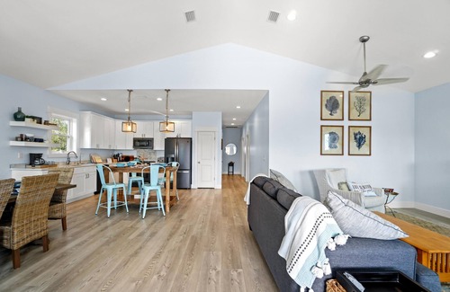 Port St. Joe Cottage | North Cape Gem| Pool | Pet-Friendly| 3 Min Walk to Beach | Grill