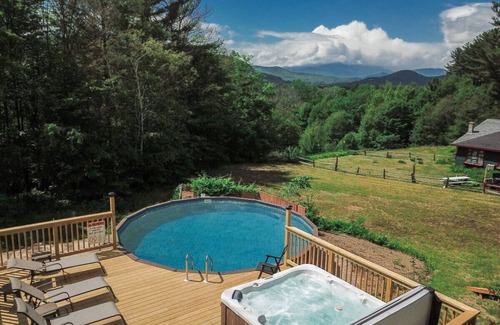 North Conway House | North Conway Getaway | Hot Tub, Pool & Sleeps 25!