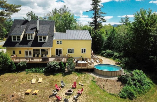 North Conway House | North Conway Getaway | Hot Tub, Pool & Sleeps 25!