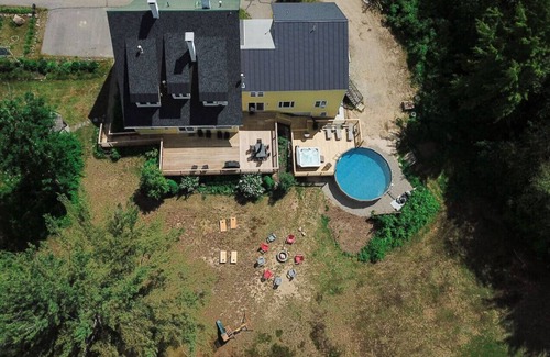 North Conway House | North Conway Getaway | Hot Tub, Pool & Sleeps 25!