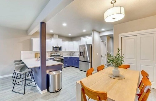 Sunset House | North End/Stay in Boise’s coveted North End! This 4BR/3BA retreat blends modern style with Boise Blue charm. Minutes from downtown, Hyde Park, Camel’s Back Park, 13th Street and the Greenbelt. Relax in the backyard oasis.