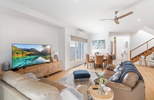 Parrearra House | North-facing double storey home showcasing a delightful outlook across opposite waterfront parkland