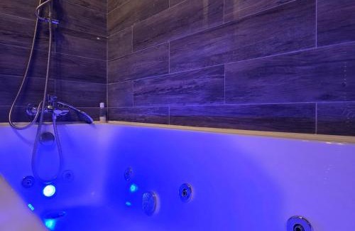 Ponders End House | North London Holiday home, Driveway Parking, BBQ and Indoor Jacuzzi hot tub