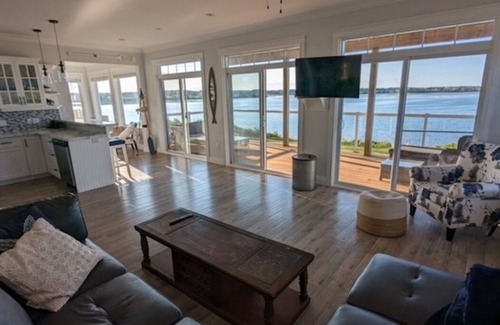 Anglo Rustico Cottage | North Shore Ocean-Front Cottage With Access to Quiet Beach & Hot Tub