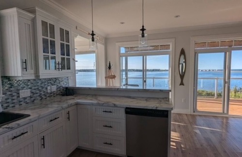 Anglo Rustico Cottage | North Shore Ocean-Front Cottage With Access to Quiet Beach & Hot Tub
