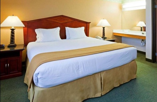 Eagan House | Norwood Inn Eagan - 1 King Bed Non Smoking
