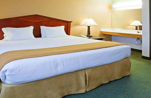 Eagan House | Norwood Inn Eagan - 1 King Bed Accessible Non Smoking