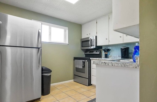 Logan House | Nostalgic Warhol 2BD Apartment
