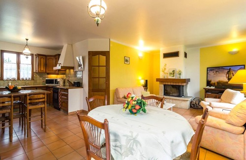 Noves House | Noves Poolside Escape