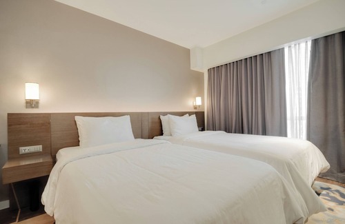 Mandaluyong Hotel | Novotel Suites Manila at Acqua w/Gym, Pool & Netflix Near Rockwell & Poblacion
