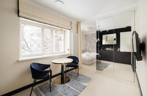 Muranow Apartment | Nowolipki Deluxe Grey Studio