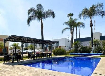 Tlajomulco de Zuniga House | Nueva Galicia residencial, es una propiedad completa al sur de la ciudad que te ofrece modernidad, espacio, tranquilidad, cuenta con 4 recamaras 3 baños completos y 2 cajones de estacionamiento privados