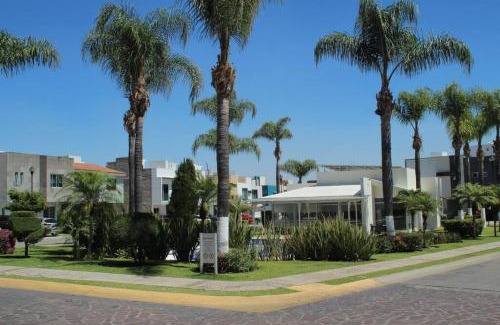 Tlajomulco de Zuniga House | Nueva Galicia residencial, es una propiedad completa al sur de la ciudad que te ofrece modernidad, espacio, tranquilidad, cuenta con 4 recamaras 3 baños completos y 2 cajones de estacionamiento privados