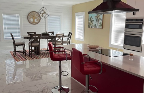 Manteo House | Nueva y Elegante Casa a 1 Milla del Dowtown y 6 Millas de las Playas OBX