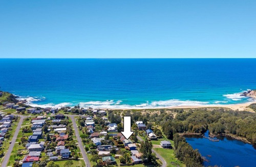 Potato Point House | Number 8 @ The Point - 200 metres to the beach