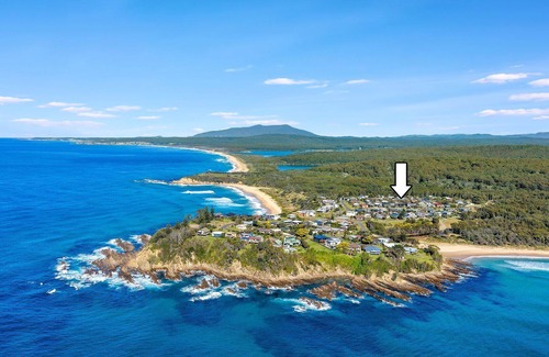 Potato Point House | Number 8 @ The Point - 200 metres to the beach