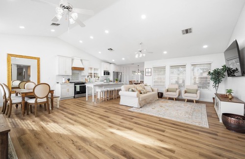 Greenacres House | NW Gem! Modern 4BR Home:Cozy Elegance, Near Parks, Dining & Easy Freeway Accessn