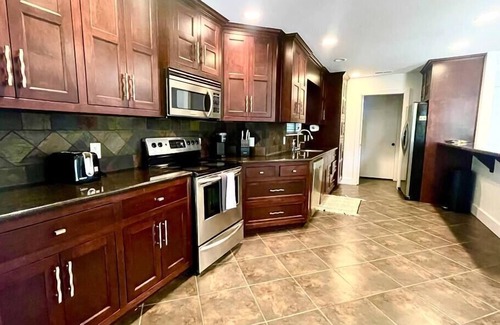 Fayetteville House | NWA Retreat by Scull Creek. Centrally located