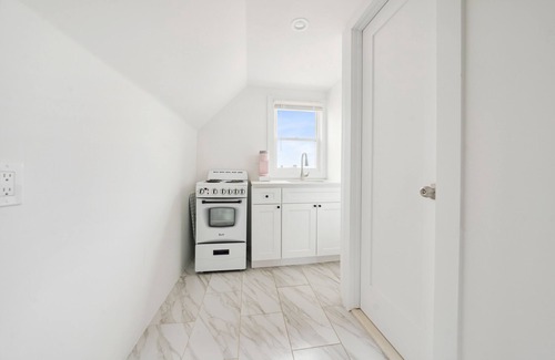 Southeast Yonkers Apartment | NY Luxury Apt Free Parking in PRIME Area