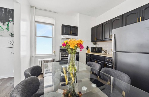 Southeast Yonkers House | NY Prime Luxury Escape with KING Bed + Easy Parking