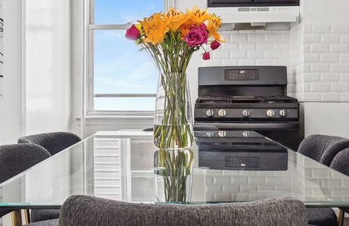Southeast Yonkers House | NY Prime Luxury Escape with KING Bed + Easy Parking