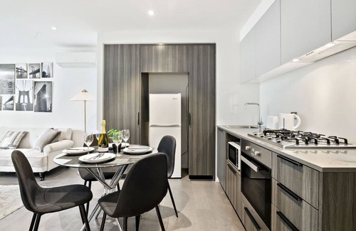 Docklands Apartment | NYC-Style Docklands | Luxe 2BR w/Pool, Gym & Views