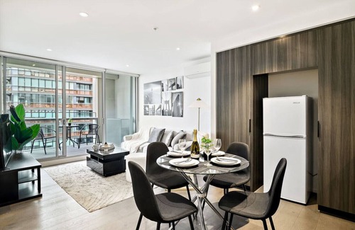 Docklands Apartment | NYC-Style Docklands | Luxe 2BR w/Pool, Gym & Views