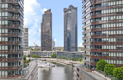 Docklands Apartment | NYC-Style Docklands | Luxe 2BR w/Pool, Gym & Views