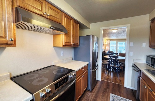 Newport House | Nye Beach, Restaurants, Shopping & More! Walk to the Beach!
