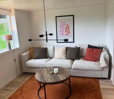 Bankeryd Apartment | Nyrenoverad 2-rummare med gratis laddning för elbil