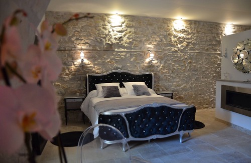 Bernis House | O2suites baroque room with private Jacuzzi