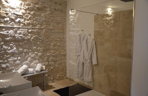 Bernis House | O2suites baroque room with private Jacuzzi