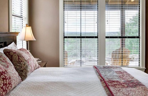 Comfort Cabin | Oak Cabin at RRR - A Birdy Vacation Rental