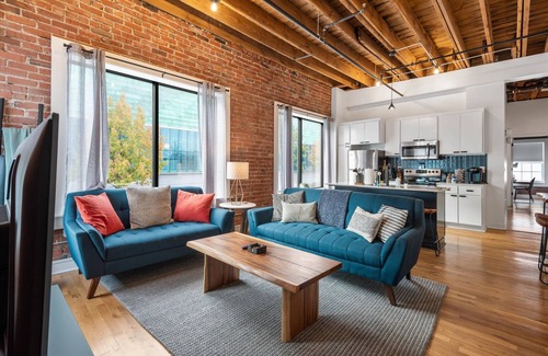 Downtown Kansas City Condo | Oak St Lofts - 3brm 2bath Private Parking, Walk to T-Mobile Center!
