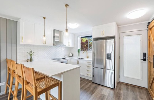 Torquay Apartment | Oaklight on Truro Steps to Torquay Beach and Dining