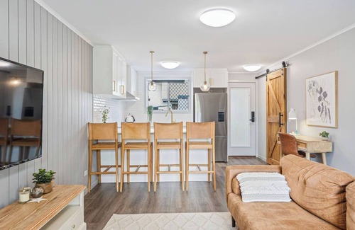 Torquay Apartment | Oaklight on Truro Steps to Torquay Beach and Dining