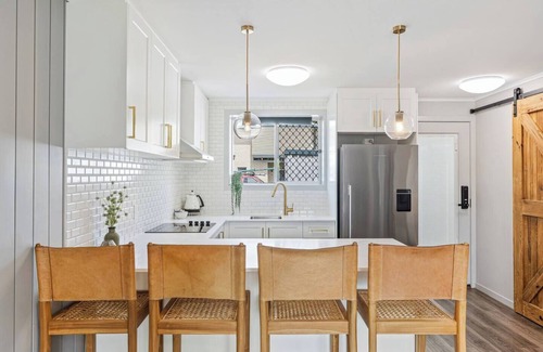 Torquay Apartment | Oaklight on Truro Steps to Torquay Beach and Dining