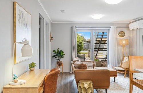 Torquay Apartment | Oaklight on Truro - Steps to Torquay Beach and Dining