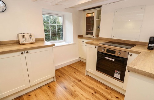 Charlestown Cottage | OAKTREE COTTAGE, pet friendly, with open fire in St Austell