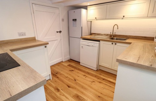 Charlestown Cottage | OAKTREE COTTAGE, pet friendly, with open fire in St Austell