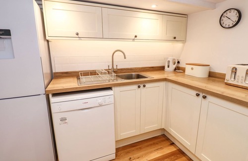 Charlestown Cottage | OAKTREE COTTAGE, pet friendly, with open fire in St Austell