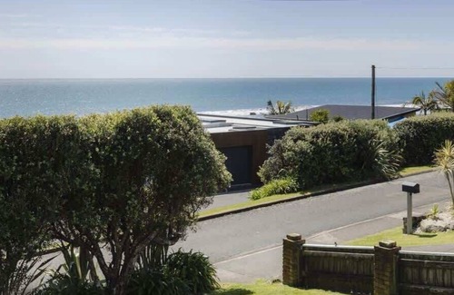 Oakura Villa | Oakura Beach Bach with Ocean Views