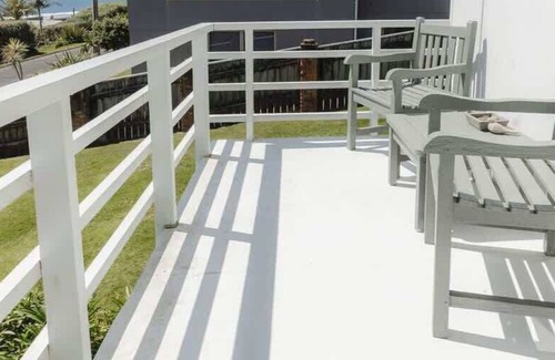 Oakura Villa | Oakura Beach Bach with Ocean Views