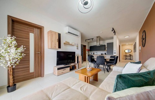 Xaghra Apartment | Oakville/Unobstructed Valley Views/Jacuzzi