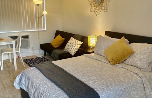 Royal Poinciana House | Oasis at Hollywood - Sleeps 4 - Unit 3