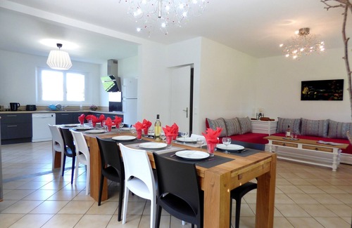 Bergerac House | Oasis de Loisirs : 20 Personnes - 8 Chambres - Jeux - Vue Panoramique au Calme