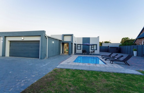 Bloubergstrand House | Oasis of Elegance - Villa with a private pool