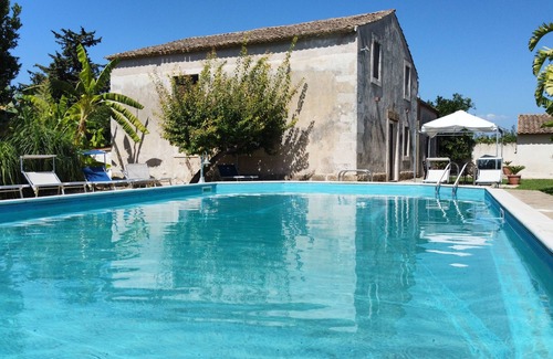 Syracuse House | Oasis of peace and relaxation just 3 minutes from the beach.